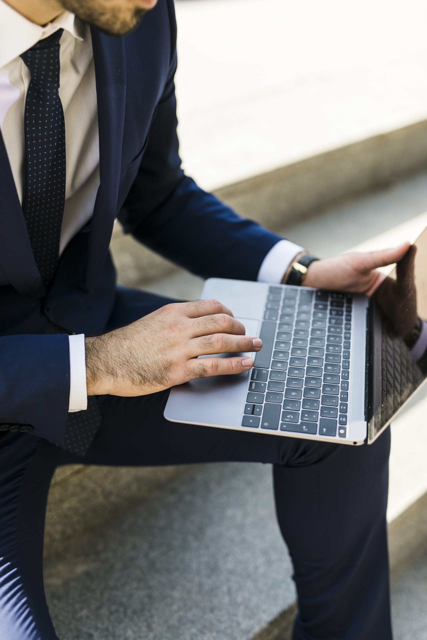 Hombre de negocios trabajando en su laptop