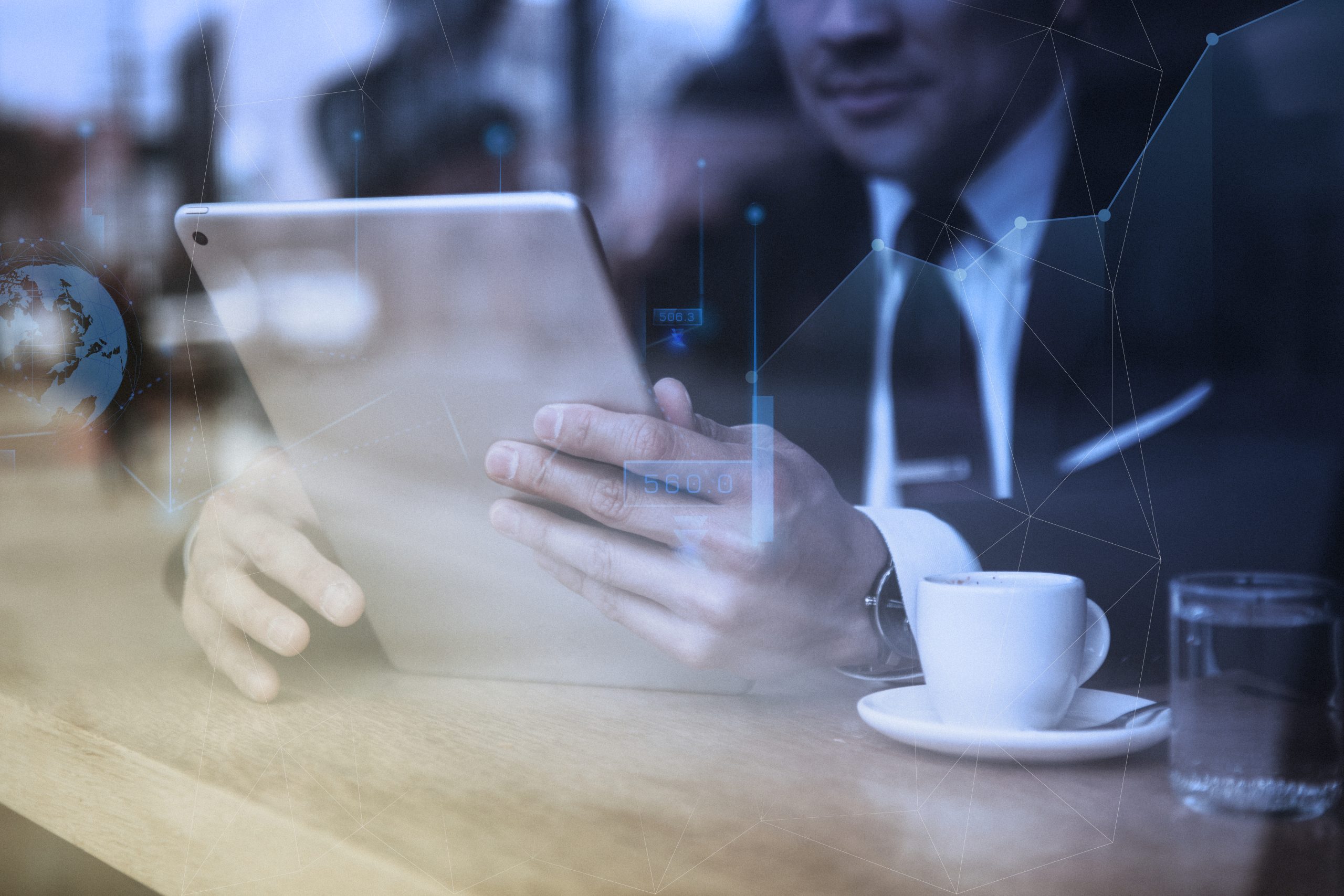 Empresario trabajando en tableta en la cafetería